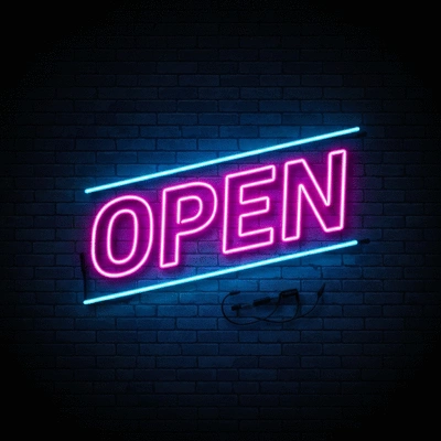 Main tenant une clé avec des documents importants, symbolisant les pièces justificatives nécessaires